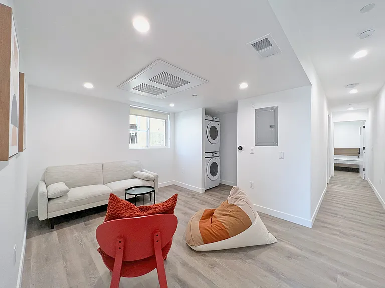 1360 W 35th St — Photo 22
