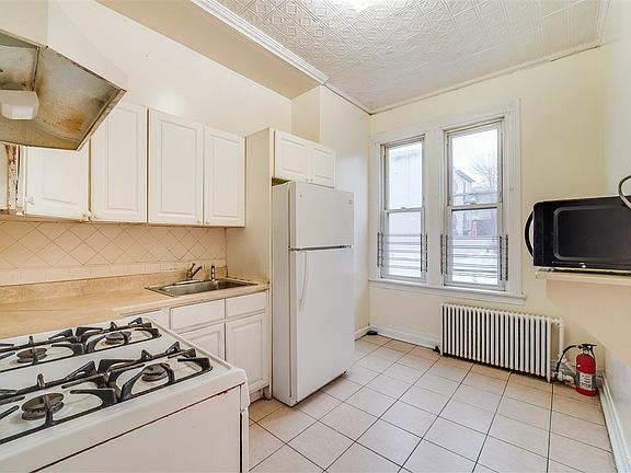 3rd image of 144 Nelson Ave Floor 2