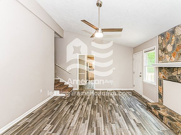 887869_003_living_room_2.jpg
