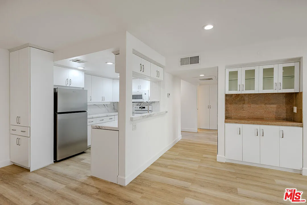 2 bed, 2.0 bath, 1249 sqft, $4,500 — Photo 2