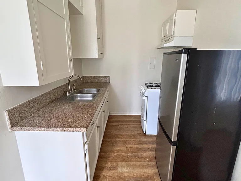1217 Cedar Ave — Photo 4