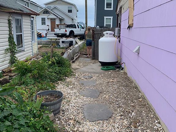 This is the side, the entire side is painted purple now.