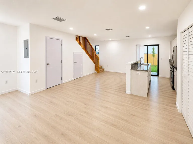 552 NW 7th St #6 — Photo 3