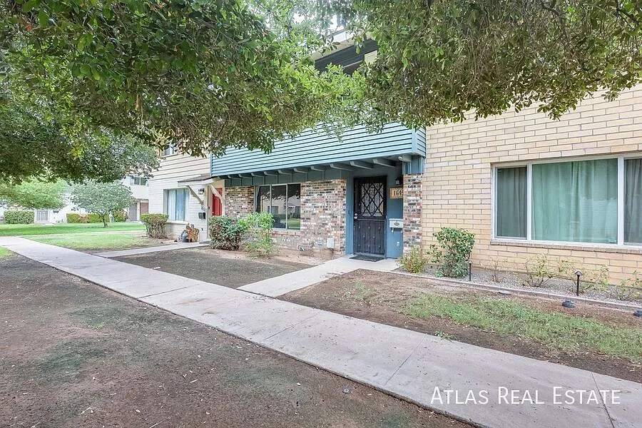 Coming Soon- 3 Bed/2.5 Bath Townhome- Washer And Dryer In Unit! — Photo 2