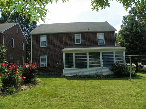 Rear Exterior, Level Lot