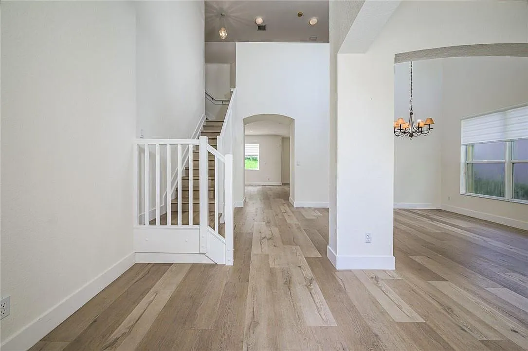 5 bed, 4.0 bath, 3041 sqft, $6,150 — Photo 3