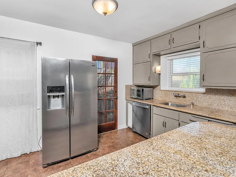 2235 Polk Ave — Photo 11