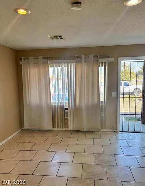 2 bed, 1.0 bath, 1646 sqft, $950 — Photo 2