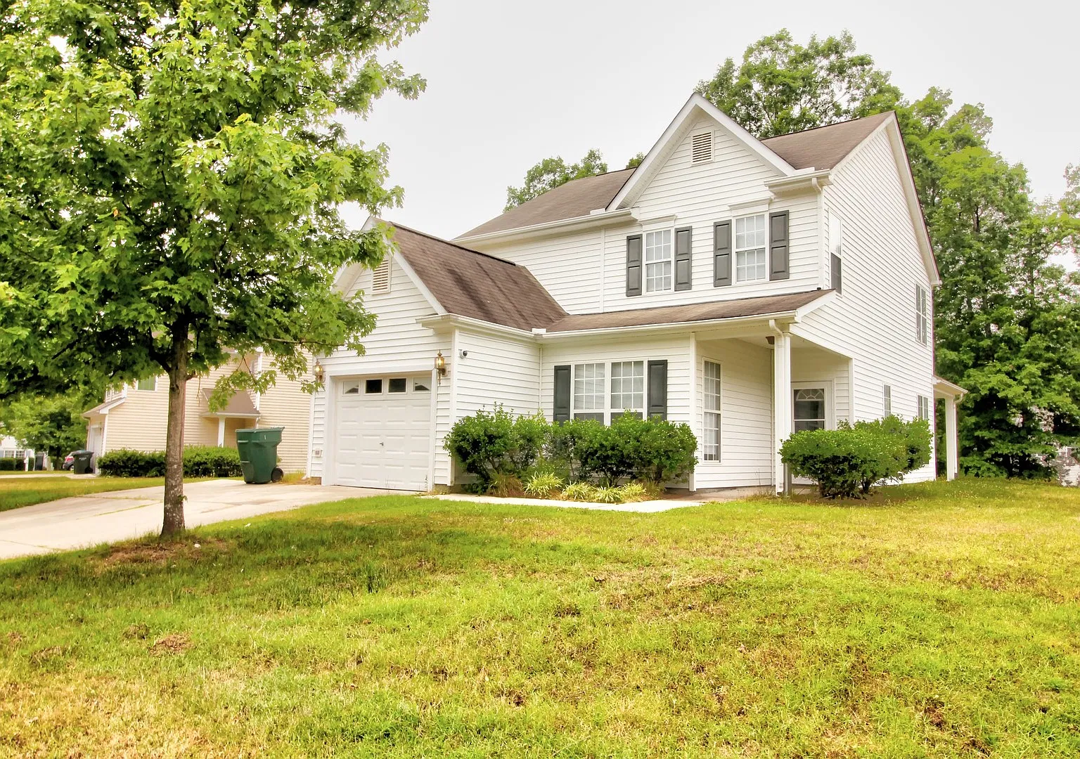 Spacious 3 bed, 2.5 bath home in a quiet neighborhood!! — Photo 1