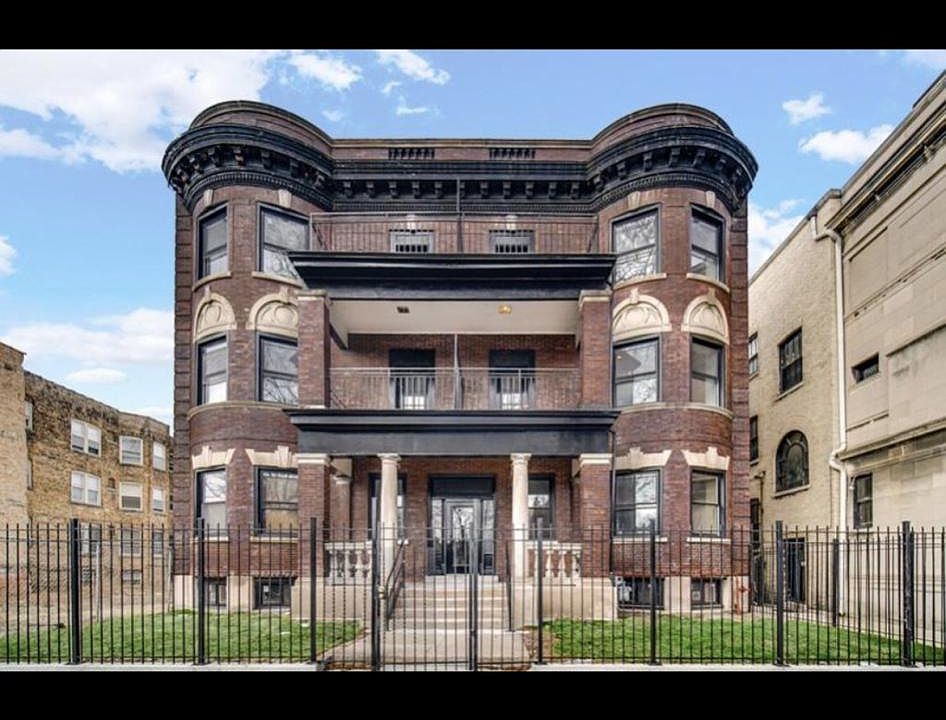 1st image of 4924 S King Dr #1N