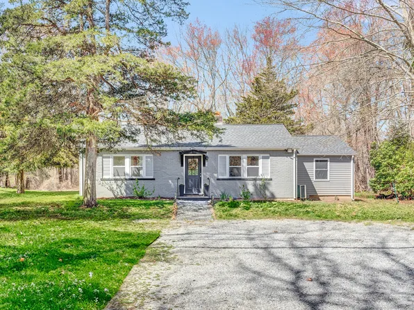 218 Nut Plains Road, Guilford, CT 06437