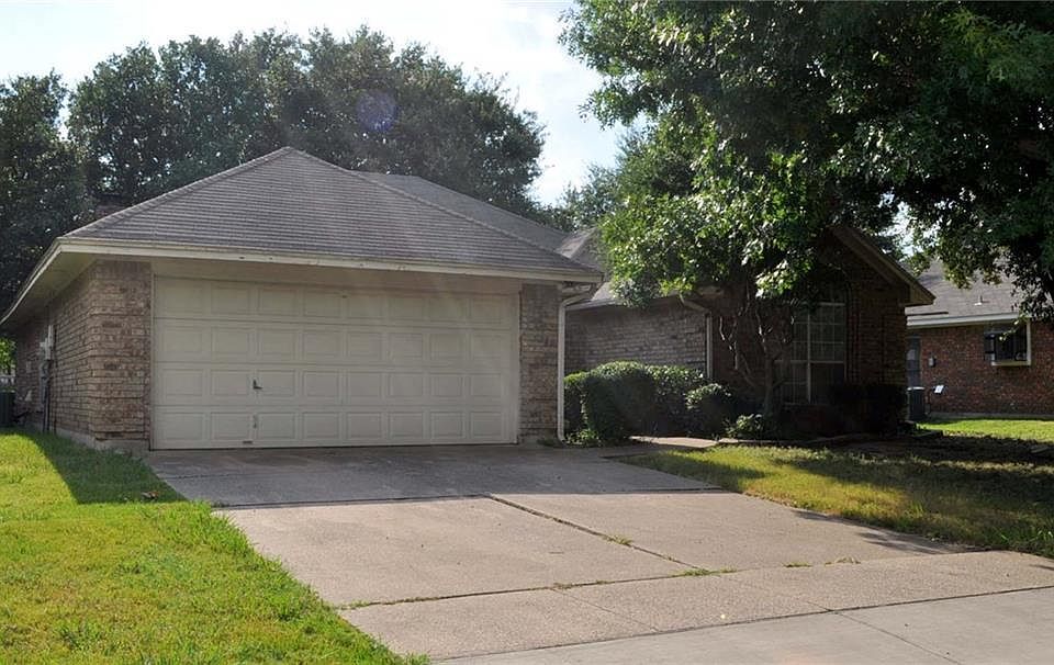 1st image of 3649 Village Green Dr