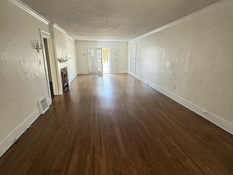 2320 Superior Ave — Photo 2