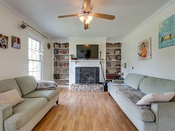 3rd image of 511 Meadow Creek Ln