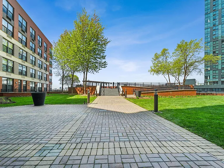 102 Christopher Columbus Dr #402 — Photo 36