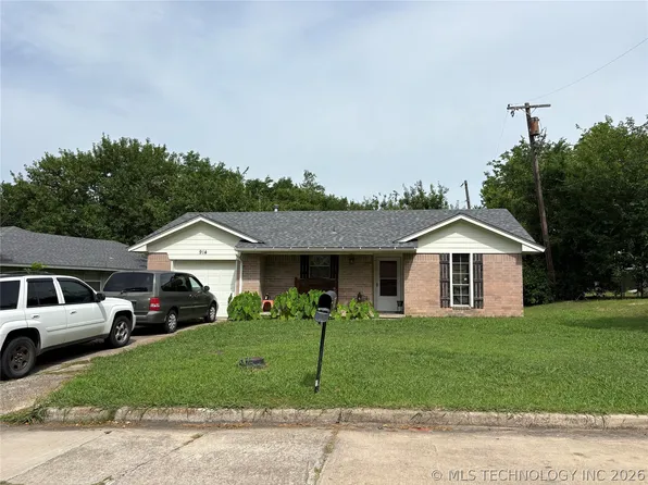 914 Charles Dr, Ada, OK 74820