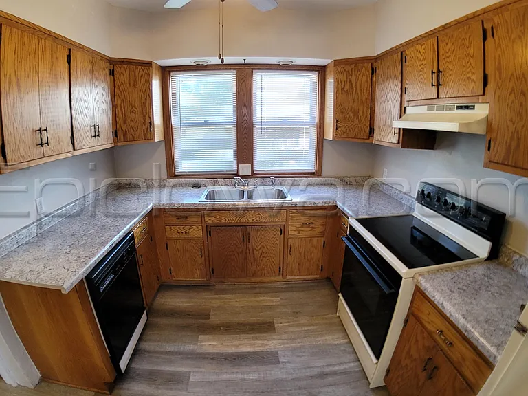 1112 Maplewood Dr NE — Photo 7