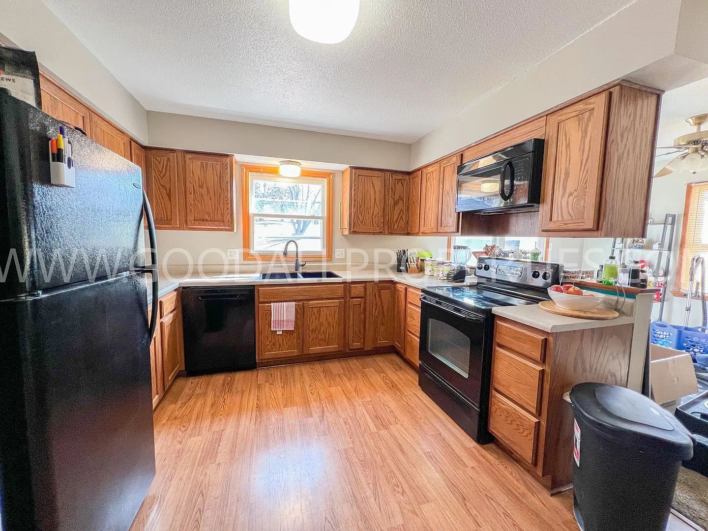 Price Reduction!! 4 bedroom home in Des Moines with a 2 car garage and fenced in backyard — Photo 2