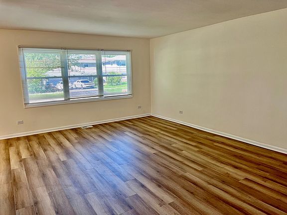3rd image of 16931 Glen Oaks Dr