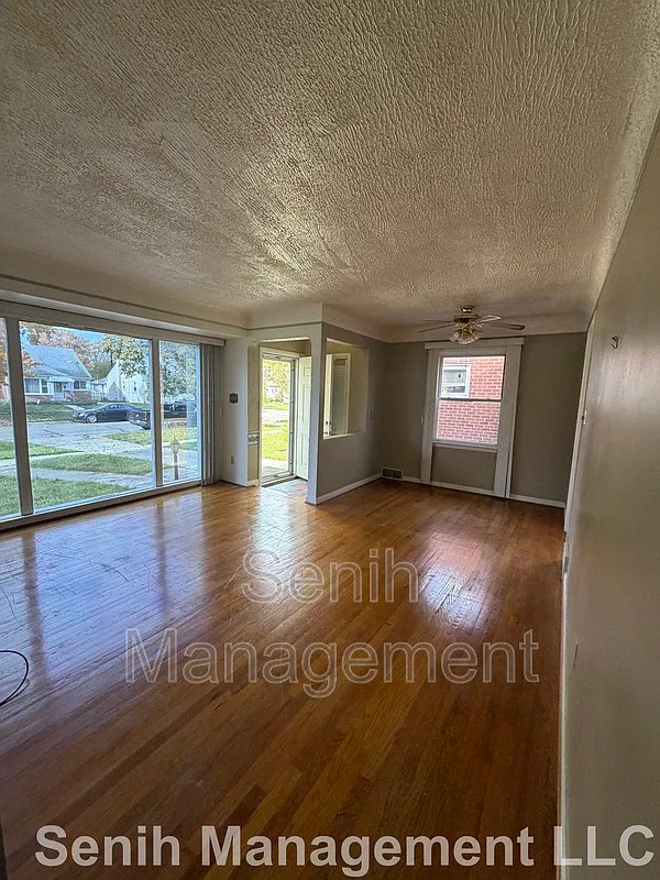 3 bed, 1.5 bath, 1200 sqft, $1,795 — Photo 3