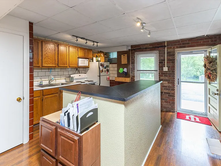547 W Main St — Photo 9