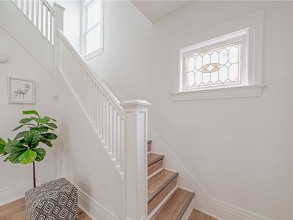 4th image of 297 Knickerbocker Ave