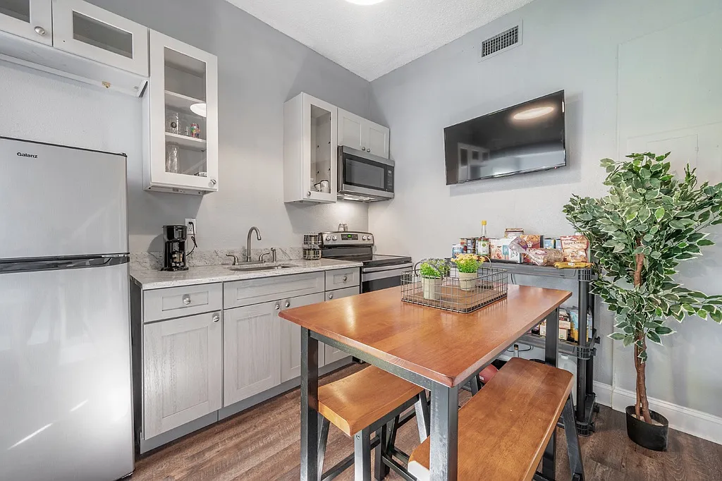 1 bed, 400 sqft, $1,300 — Photo 2