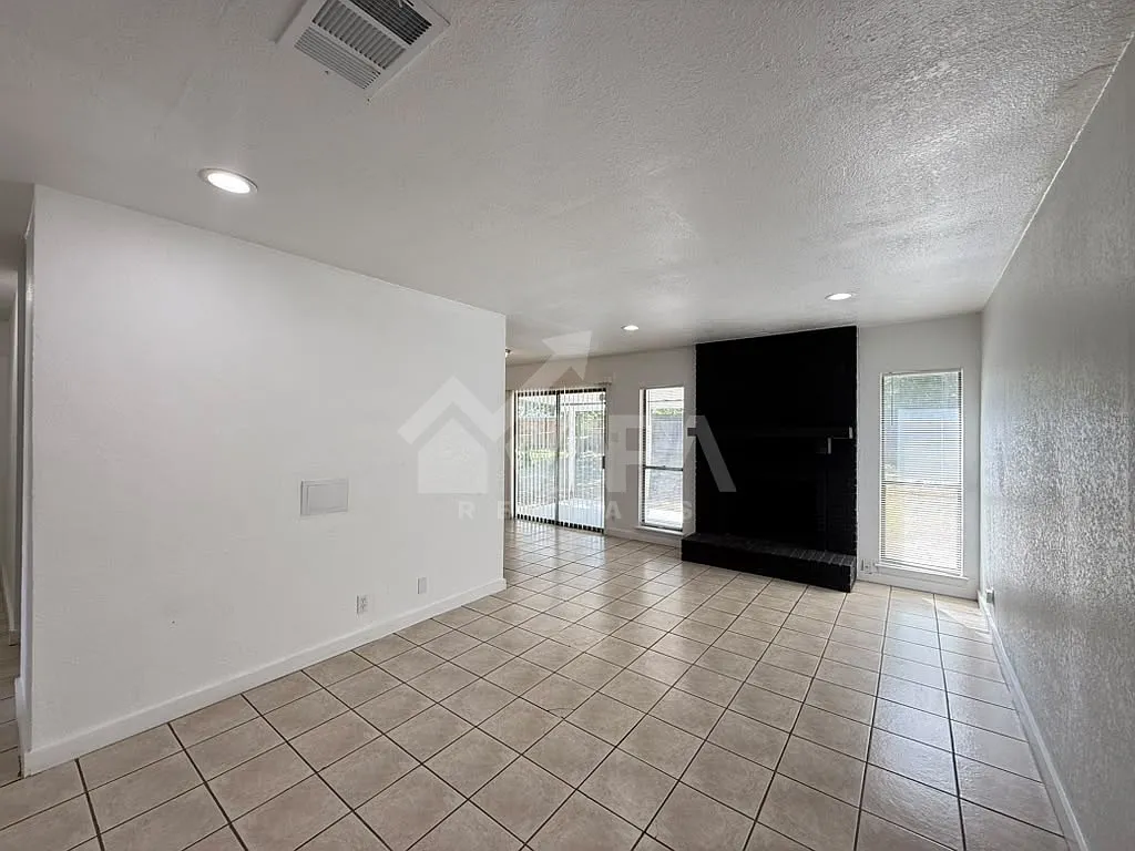 3 bed, 1350 sqft, $2,000 — Photo 4