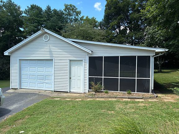 3rd image of 405 Willow Dr