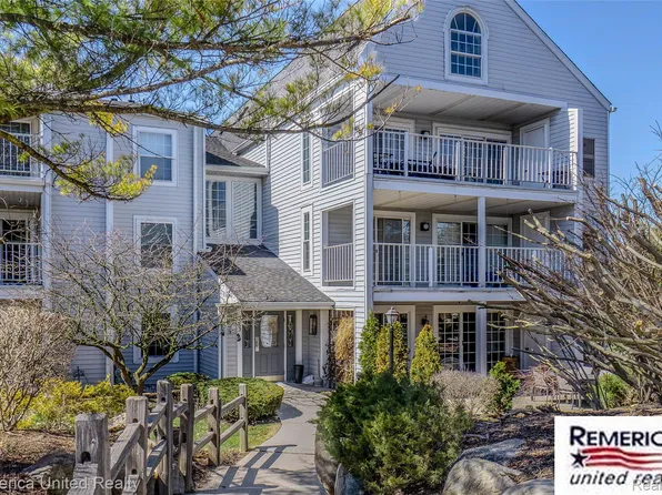 3553 Port Cove Dr APT 36, Waterford, MI 48328