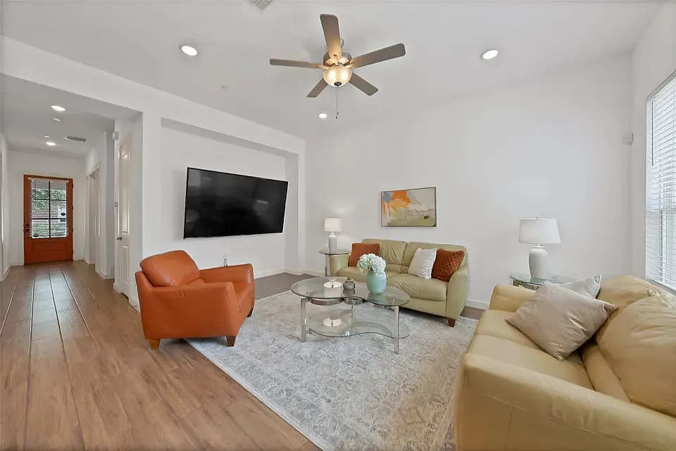 3 bed, 2033 sqft, $3,000 — Photo 3