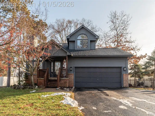 2526 Marchar Dr, Wolverine Lake, MI 48390