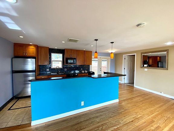 3rd image of 1110 NE Serpentine Pl