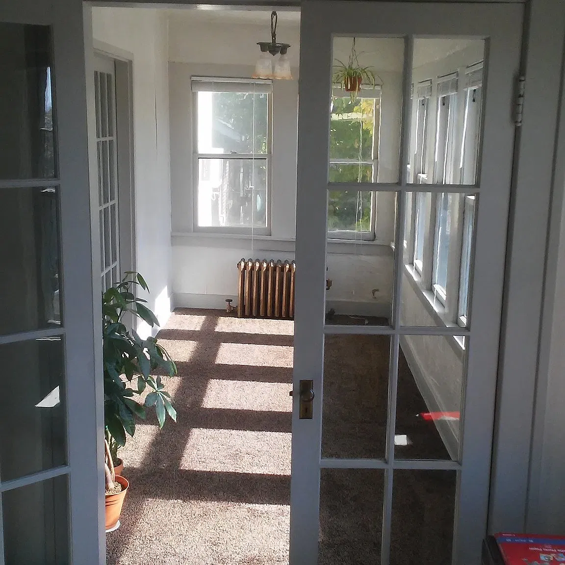 Rare Opportunity - Large 1100 sq.ft Upper Avenues Apartment — Photo 3