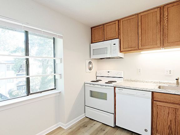 4th image of 10 Spring Ct
