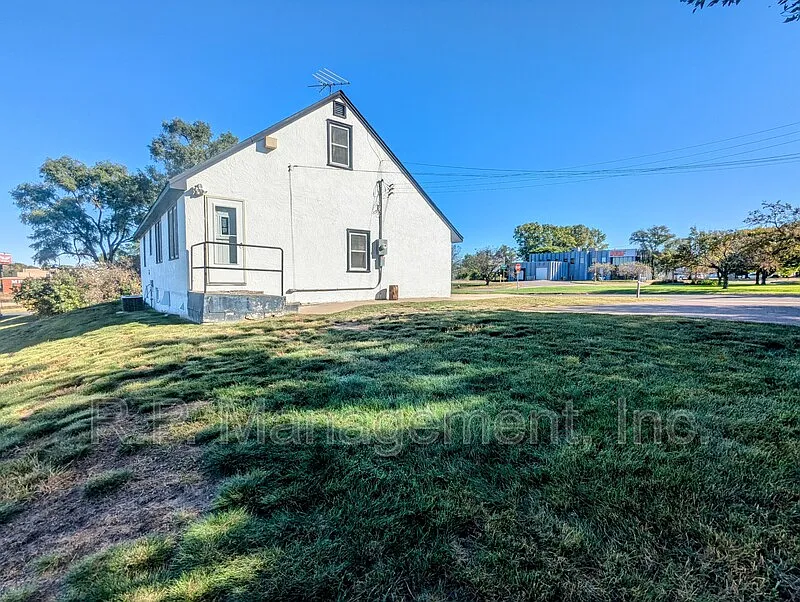 4 bed, 1.0 bath, 1260 sqft, $2,397 — Photo 4