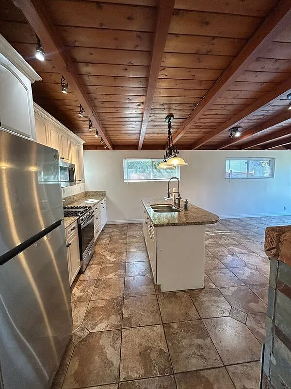 3 bed, 2.0 bath, 1320 sqft, $4,075 — Photo 4