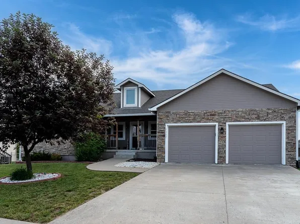 1307 S Greenwood Dr, Tonganoxie, KS 66086