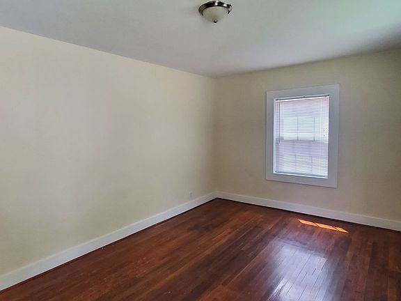3rd image of 1607 Oak St