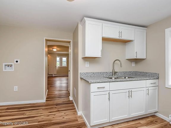 5th image of 451 Moss St #2