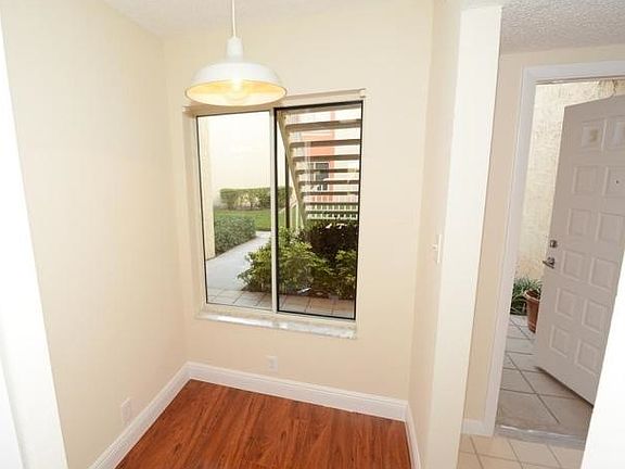 4th image of 1396 The Pointe Dr