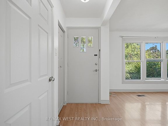 4th image of 751 Meadowvale Rd