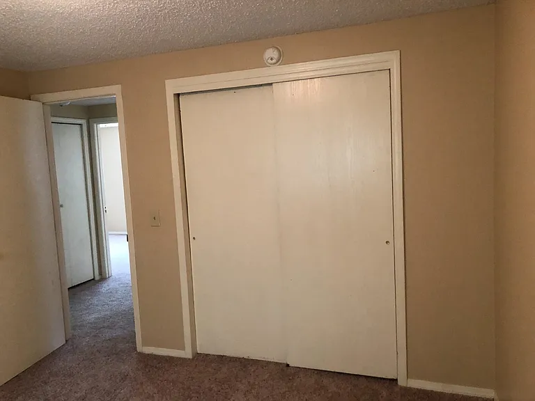 902 Evergreen St — Photo 5