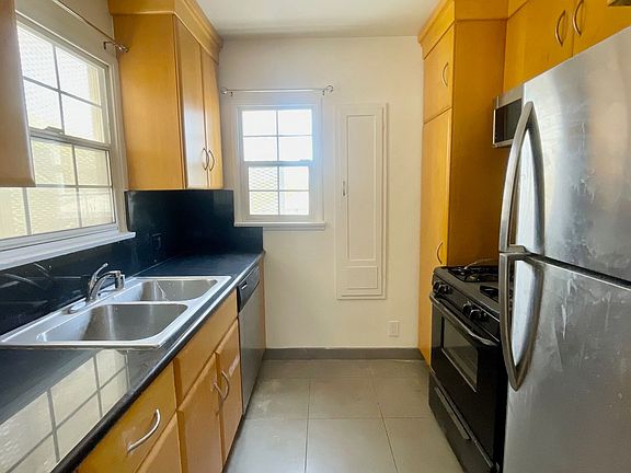4th image of 1060 20th St #15