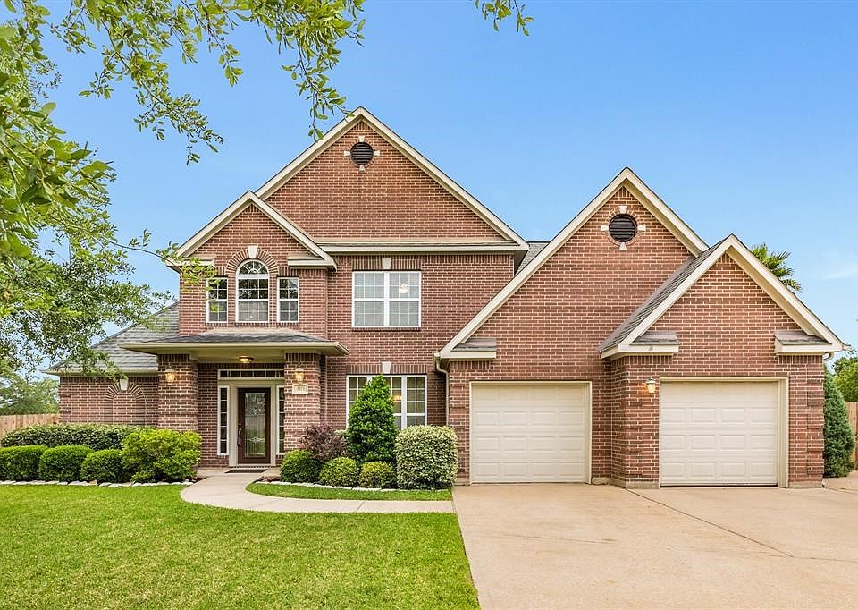 Welcome to 3371 Clearwood Circle in Alvin!