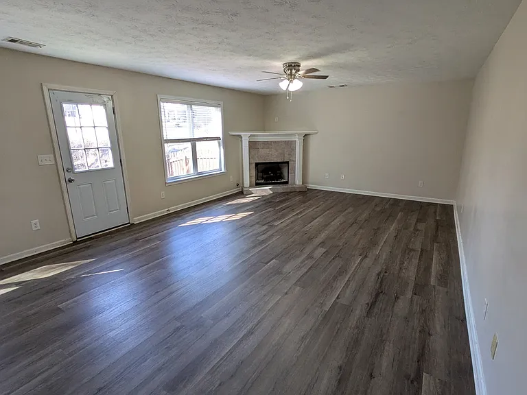 375 Searchlight Dr — Photo 2