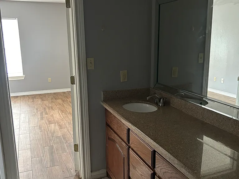 4033 Diego Ln — Photo 21