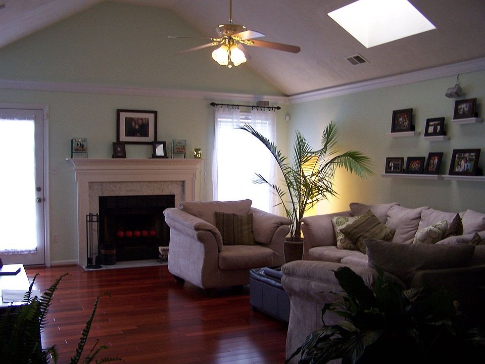 Large living room, vaulted ceiling, skylights