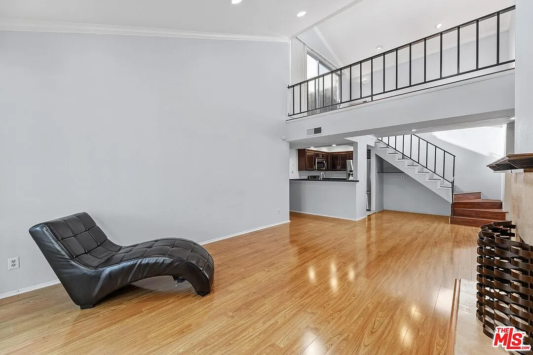 3 bed, 2.0 bath, 1145 sqft, $3,000 — Photo 2