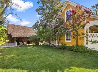 220 8th St, Jacksonville, OR 97530